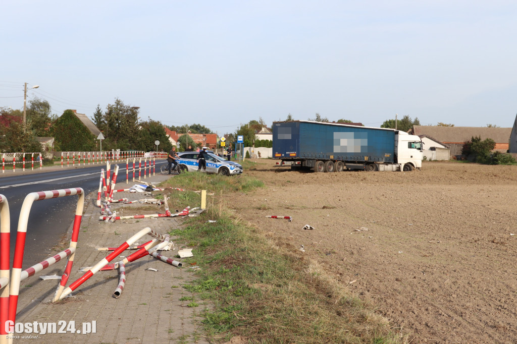 Samochód ciężarowy skasował barierki przy DW 434