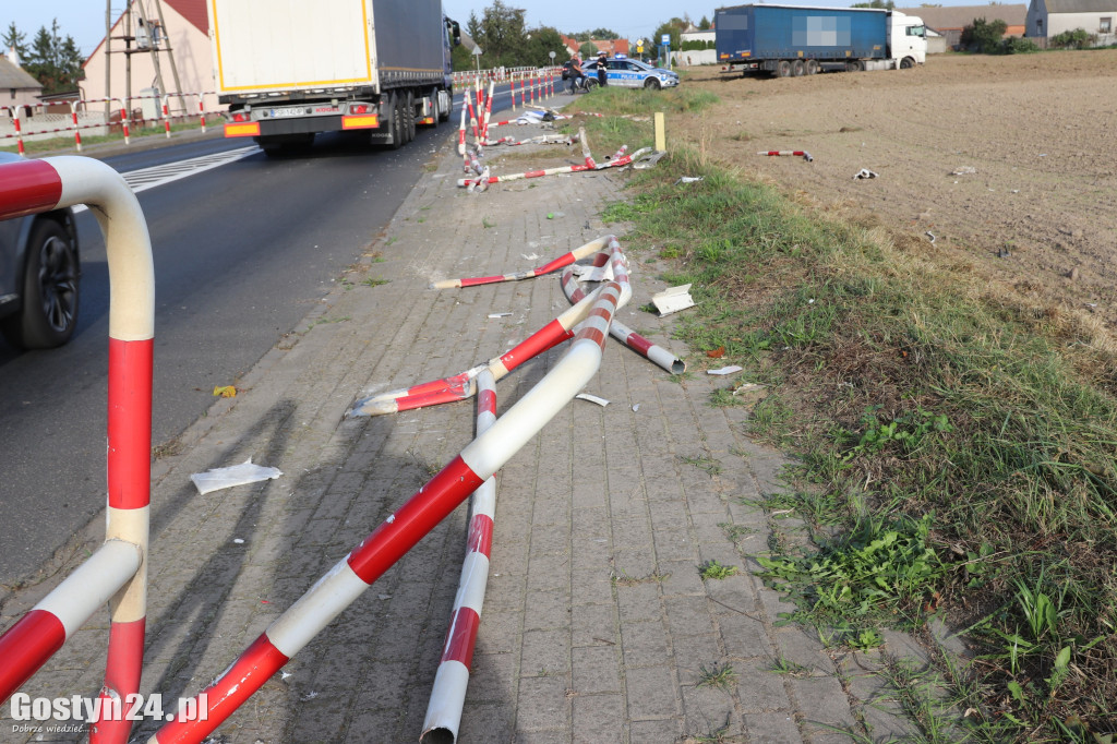 Samochód ciężarowy skasował barierki przy DW 434