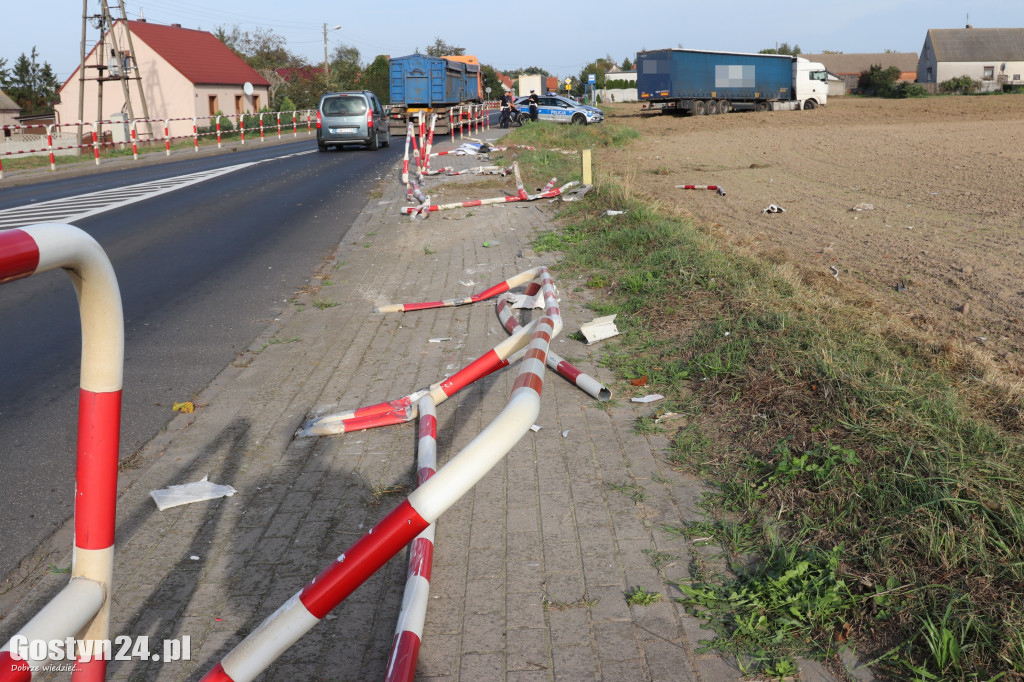 Samochód ciężarowy skasował barierki przy DW 434