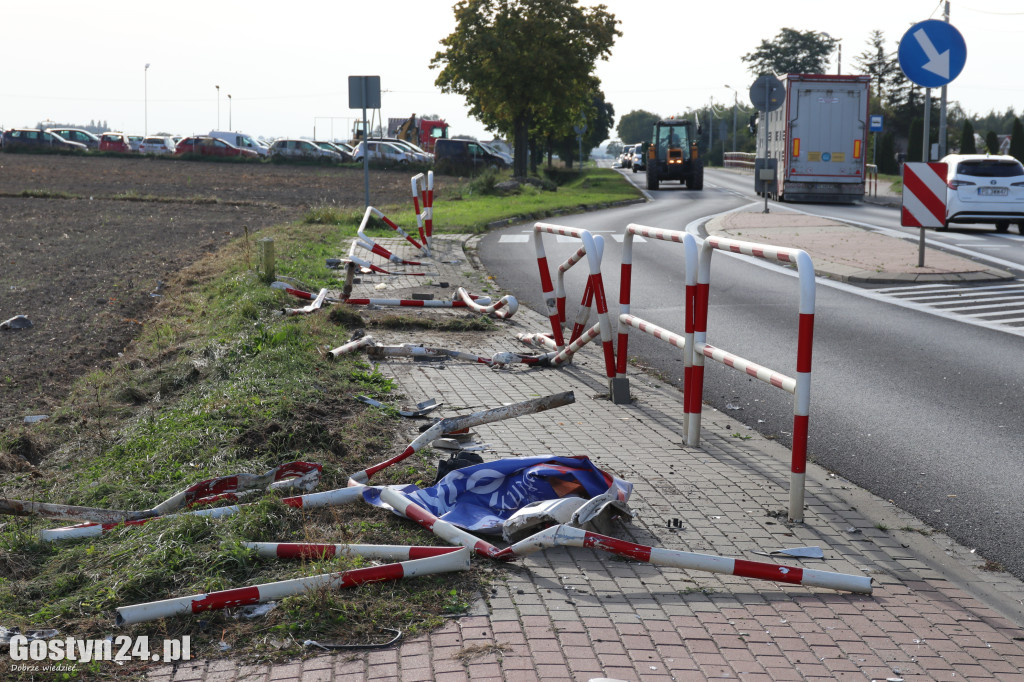 Samochód ciężarowy skasował barierki przy DW 434