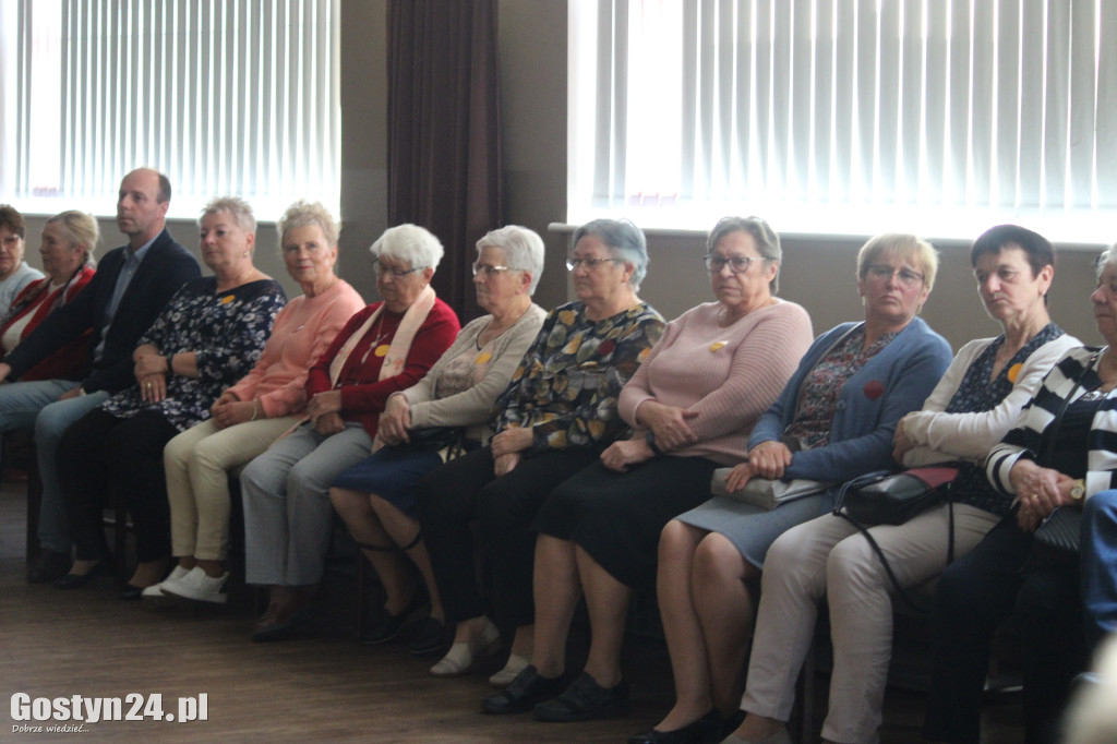 Zgromadzili się w… kręgu. Świętowali wyjątkowy dzień
