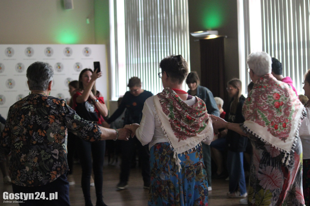 Zgromadzili się w… kręgu. Świętowali wyjątkowy dzień