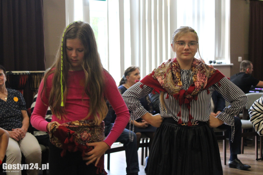 Zgromadzili się w… kręgu. Świętowali wyjątkowy dzień