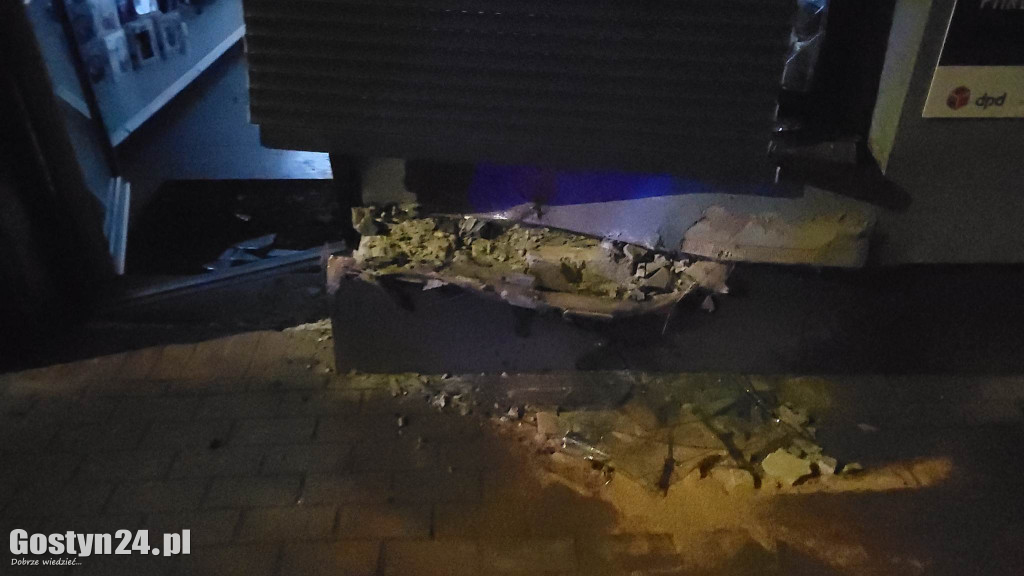 Samochód wjechał w dom i witrynę sklepu w Krobi