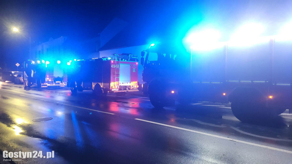 Samochód wjechał w dom i witrynę sklepu w Krobi
