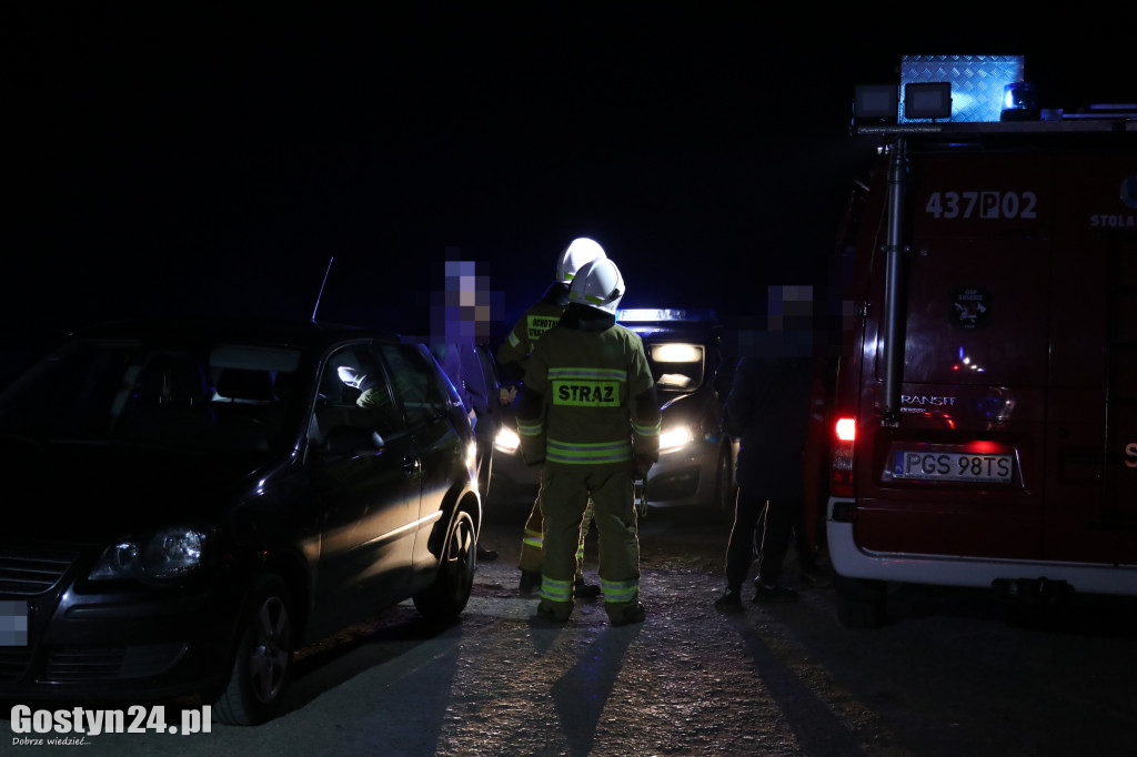 Samochód dachował w rowie w Zalesiu