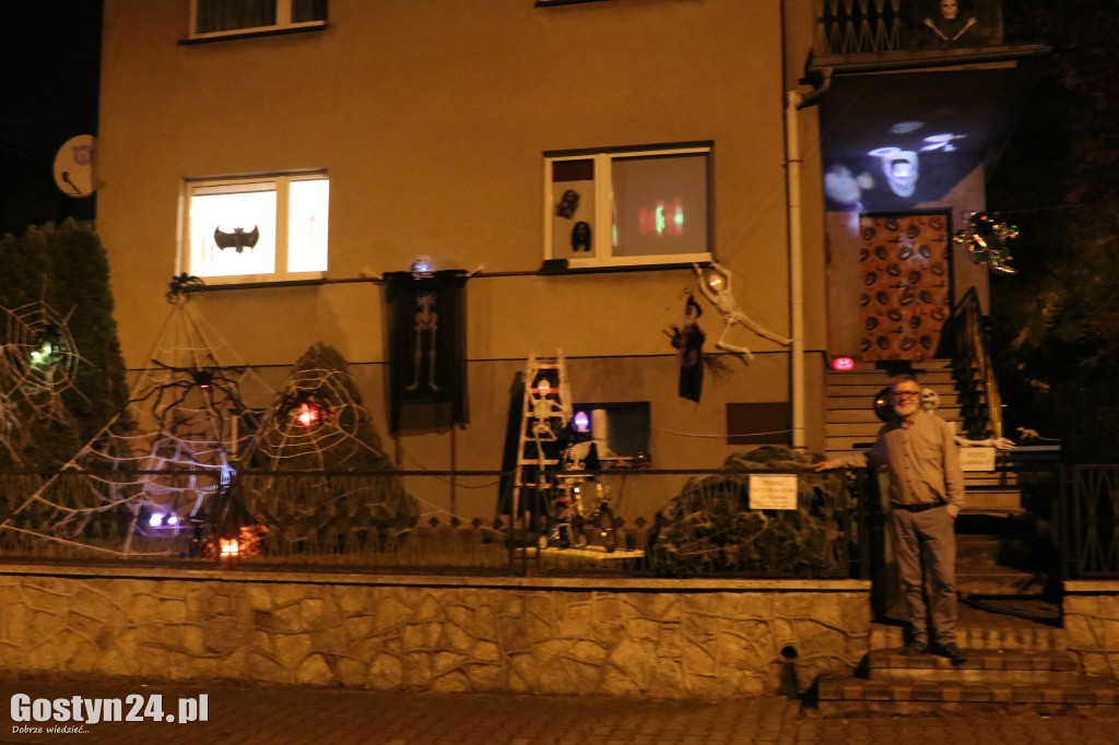 Dom ozdobiony na Halloween w Gostyniu
