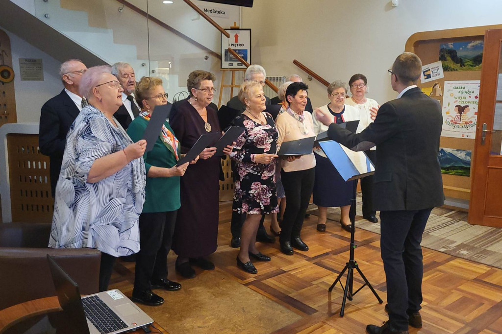 Koncert seniorów w gostyńskiej bibliotece