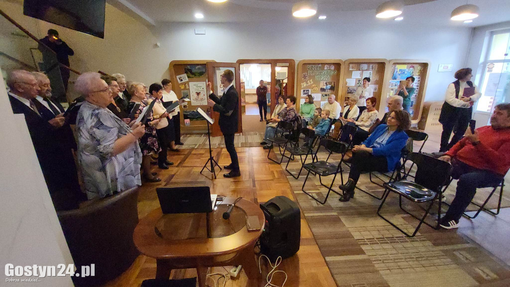 Koncert seniorów w gostyńskiej bibliotece