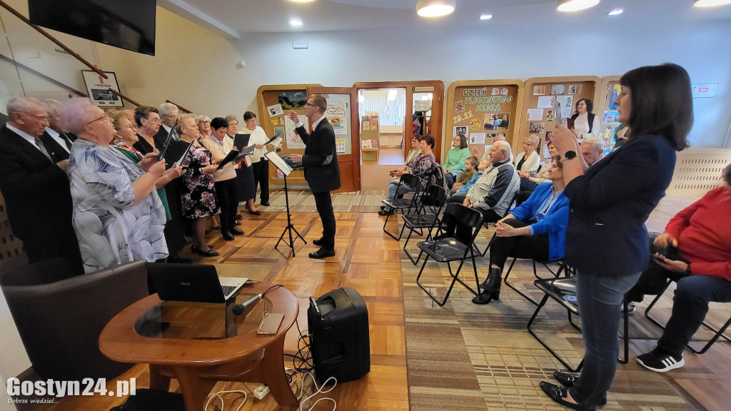 Koncert seniorów w gostyńskiej bibliotece