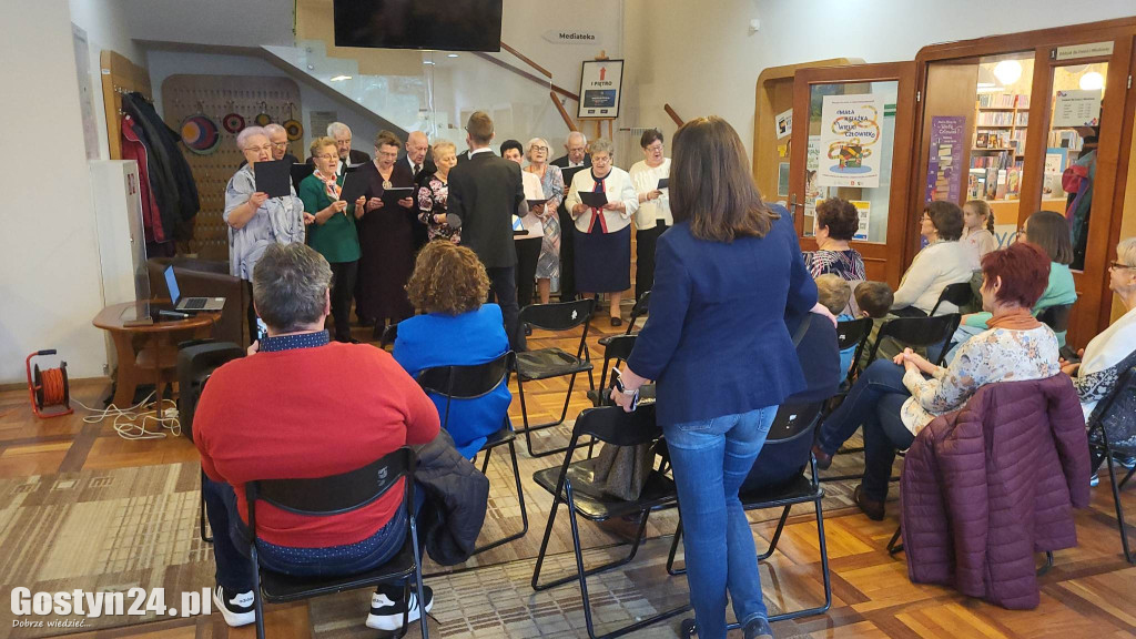 Koncert seniorów w gostyńskiej bibliotece