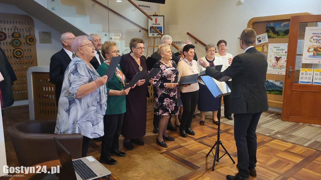 Koncert seniorów w gostyńskiej bibliotece