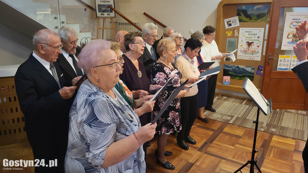 Koncert seniorów w gostyńskiej bibliotece