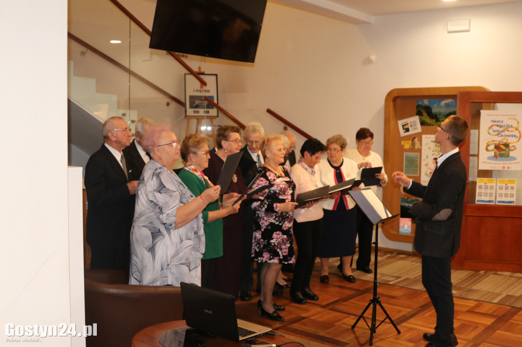 Koncert seniorów w gostyńskiej bibliotece