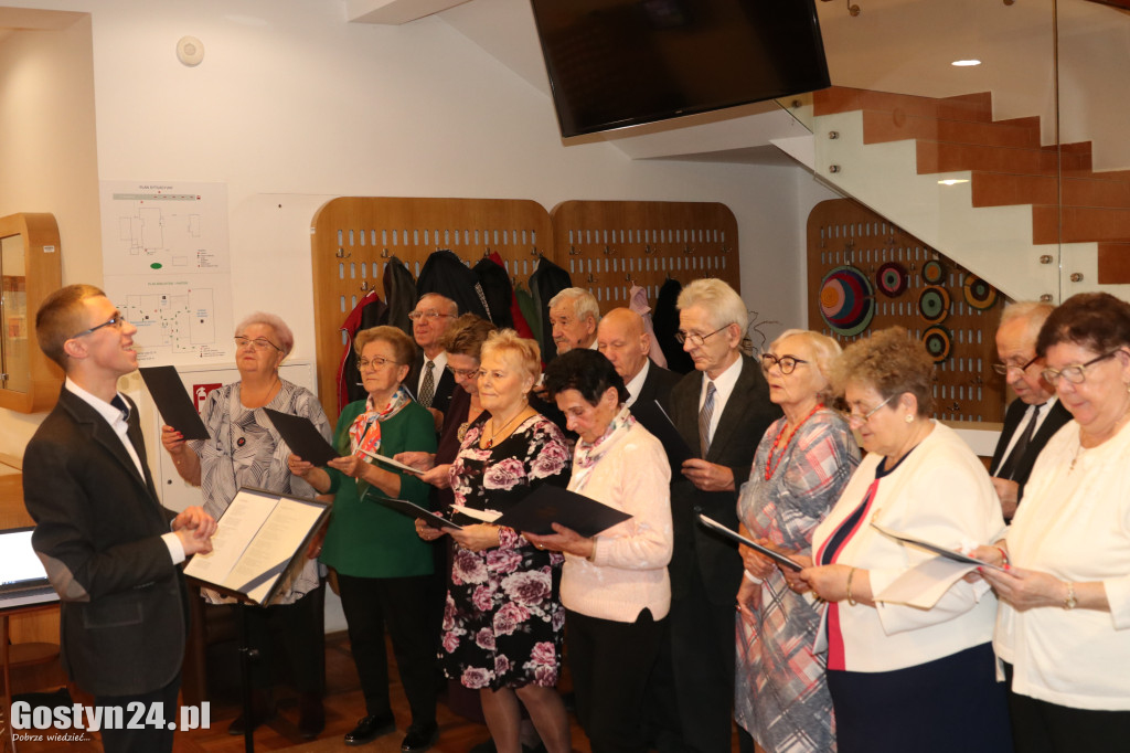 Koncert seniorów w gostyńskiej bibliotece