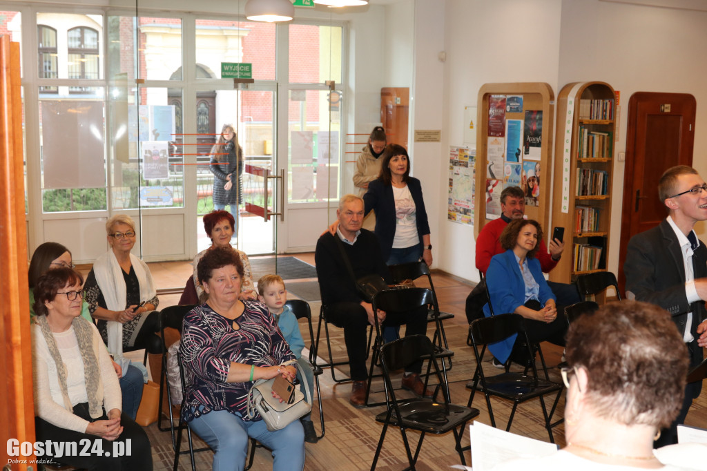 Koncert seniorów w gostyńskiej bibliotece