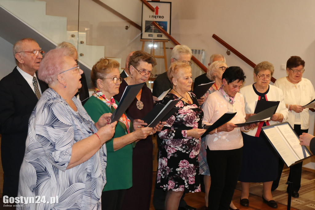 Koncert seniorów w gostyńskiej bibliotece