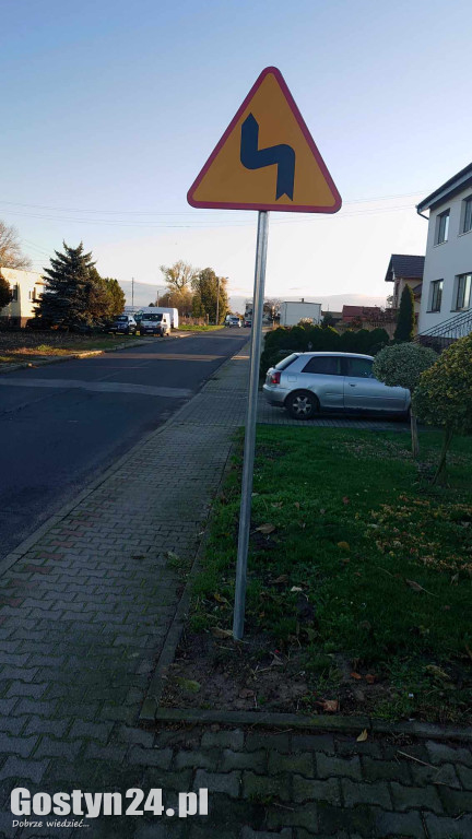 Nowe oznakowanie i zniszczone bariery przy drodze powiatowej