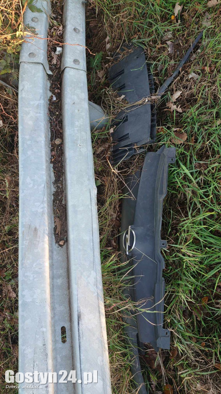 Nowe oznakowanie i zniszczone bariery przy drodze powiatowej