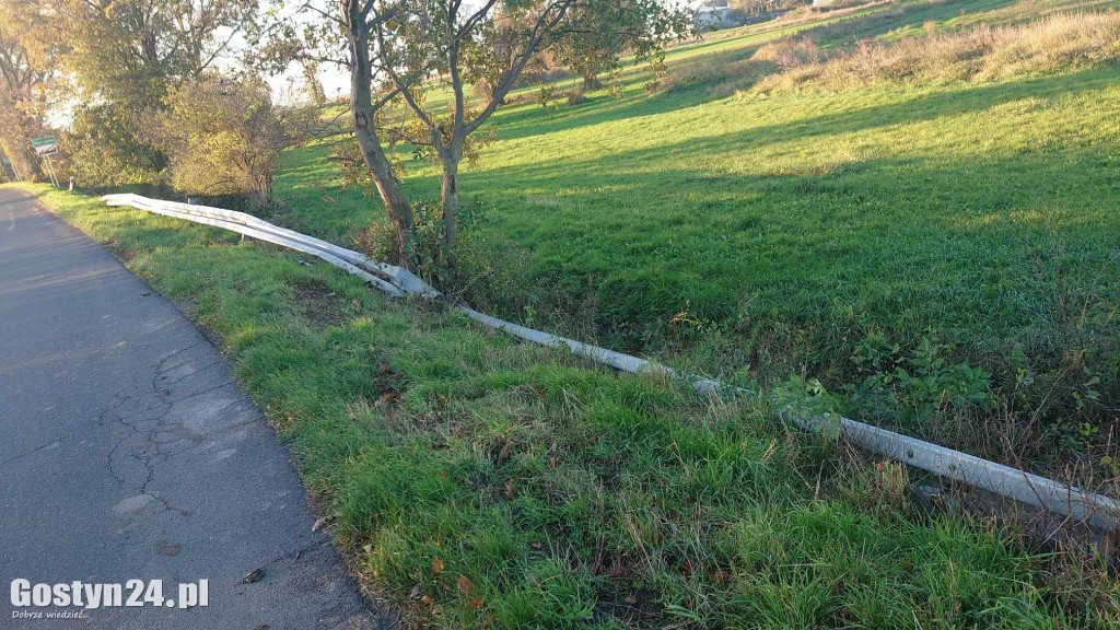 Nowe oznakowanie i zniszczone bariery przy drodze powiatowej