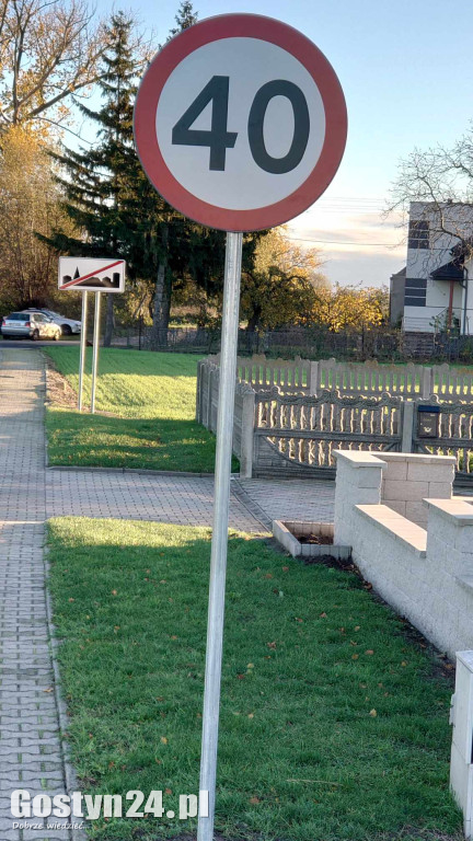 Nowe oznakowanie i zniszczone bariery przy drodze powiatowej