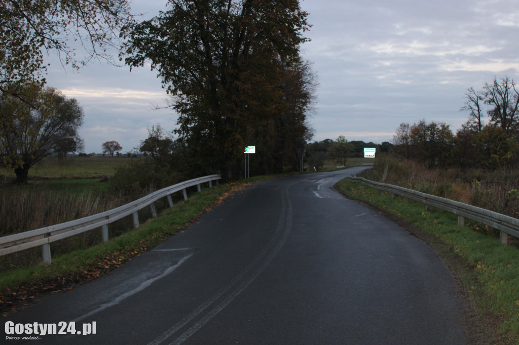 Nowe oznakowanie i zniszczone bariery przy drodze powiatowej