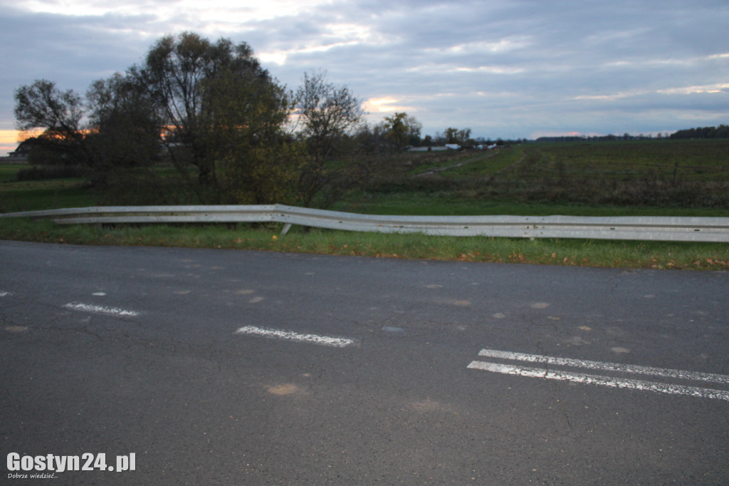 Nowe oznakowanie i zniszczone bariery przy drodze powiatowej