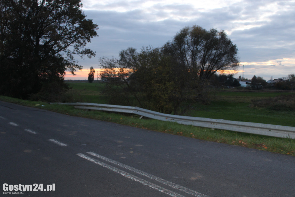 Nowe oznakowanie i zniszczone bariery przy drodze powiatowej