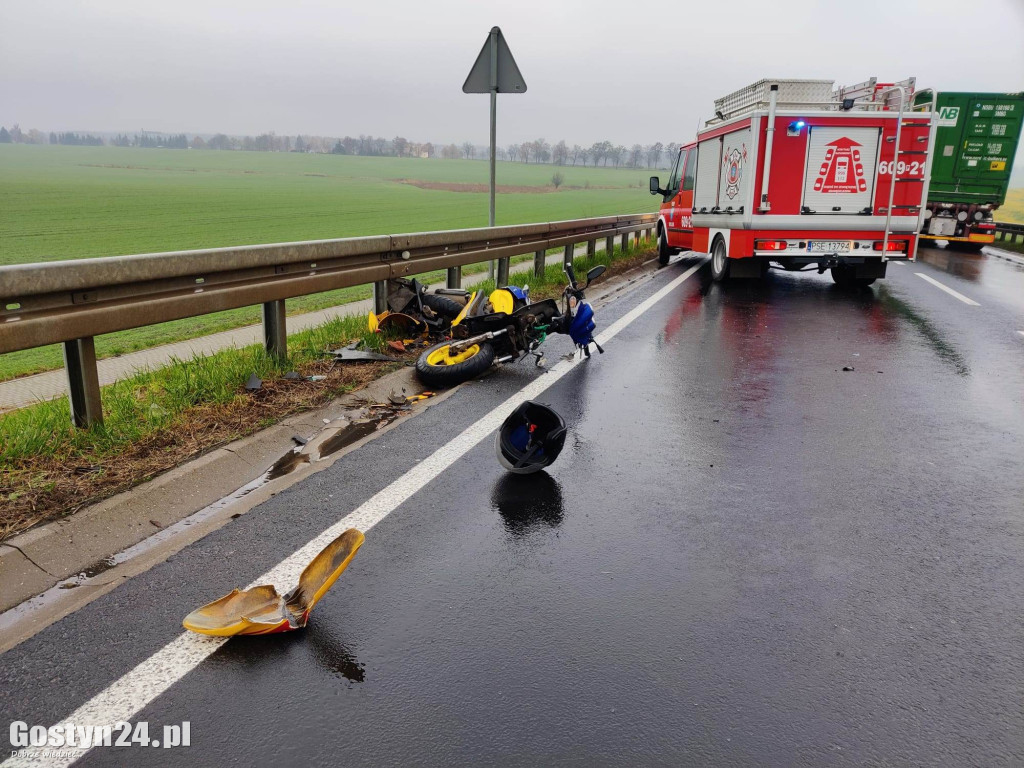 Zderzenie na DW 434, najbardziej poszkodowany jest motorowerzysta