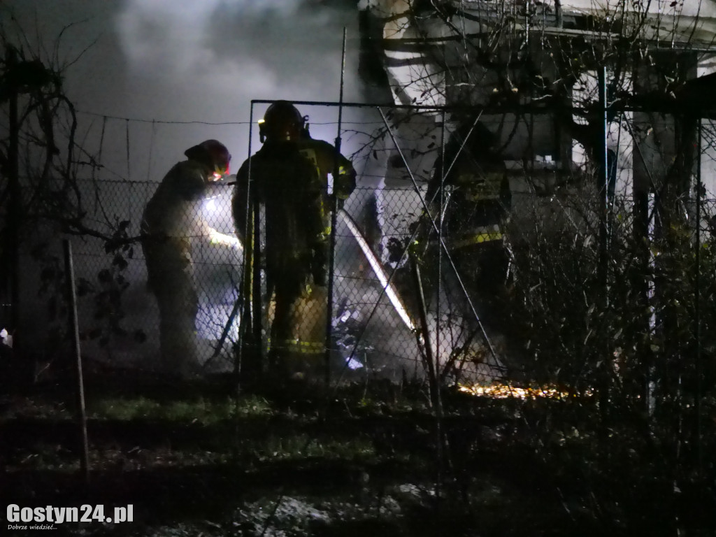 Pożar domku na ogródkach działkowych w Piaskach