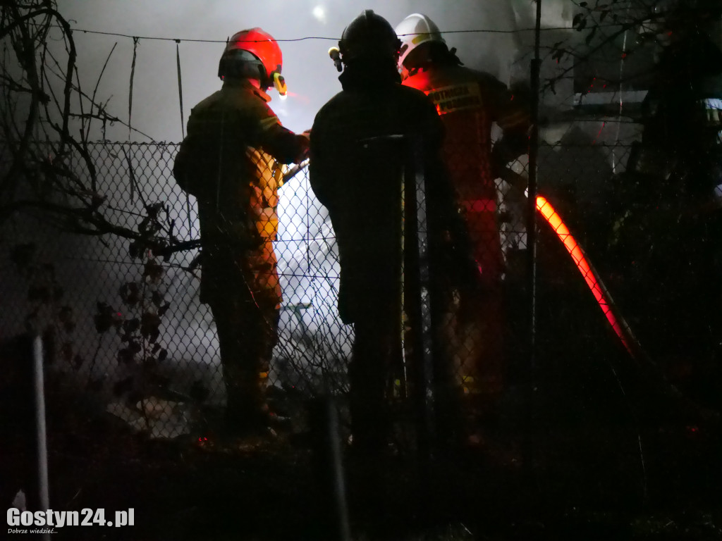 Pożar domku na ogródkach działkowych w Piaskach