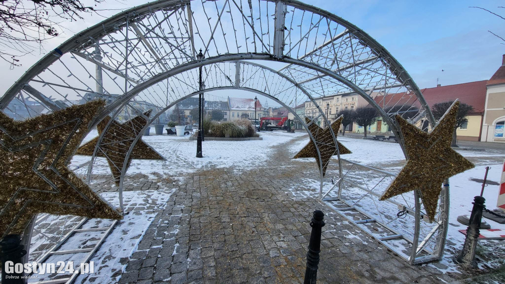 Świąteczne ozdoby pojawiają się na ulicach Gostynia