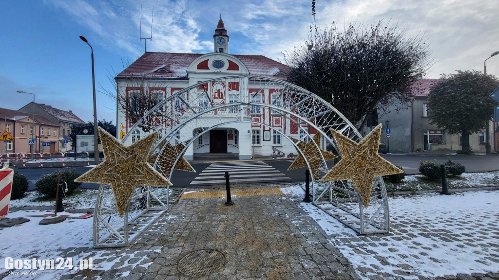 Świąteczne ozdoby pojawiają się na ulicach Gostynia