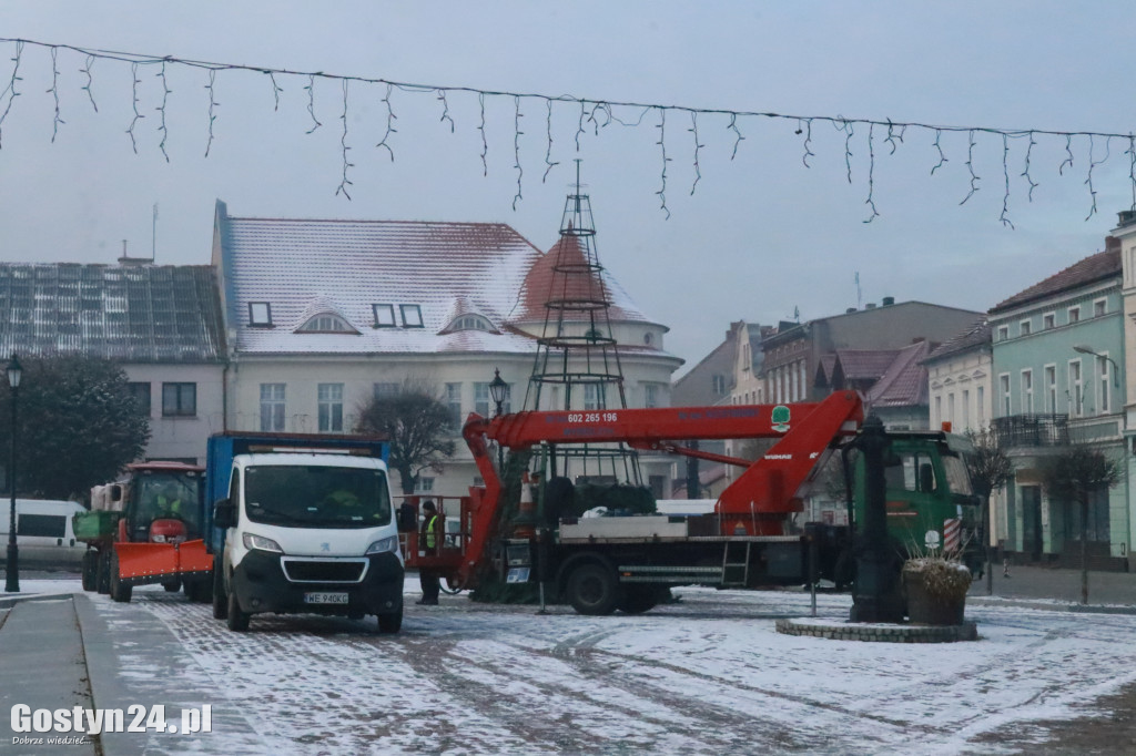 Świąteczne ozdoby pojawiają się na ulicach Gostynia