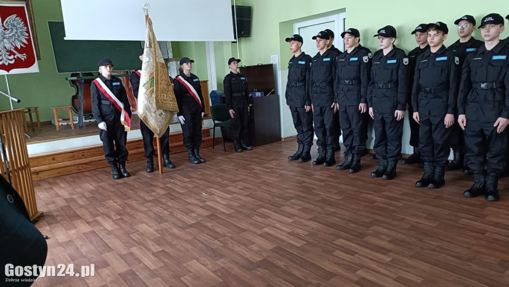 Ślubowanie uczniów klasy policyjnej ZSR w Grabonogu