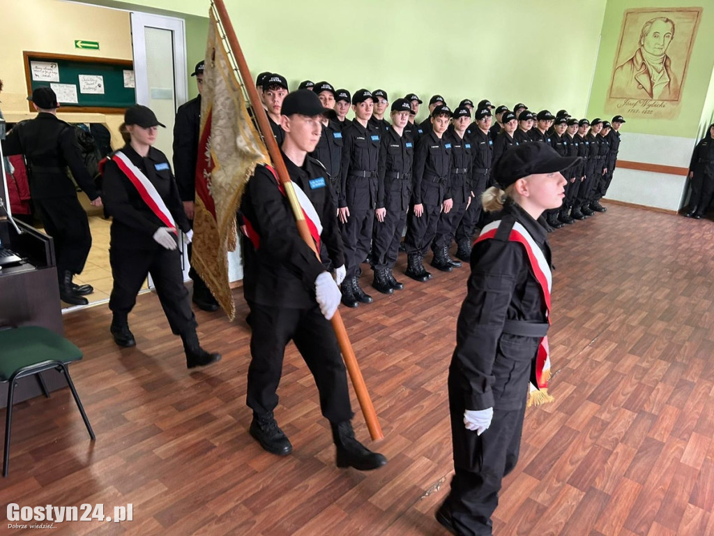 Ślubowanie uczniów klasy policyjnej ZSR w Grabonogu