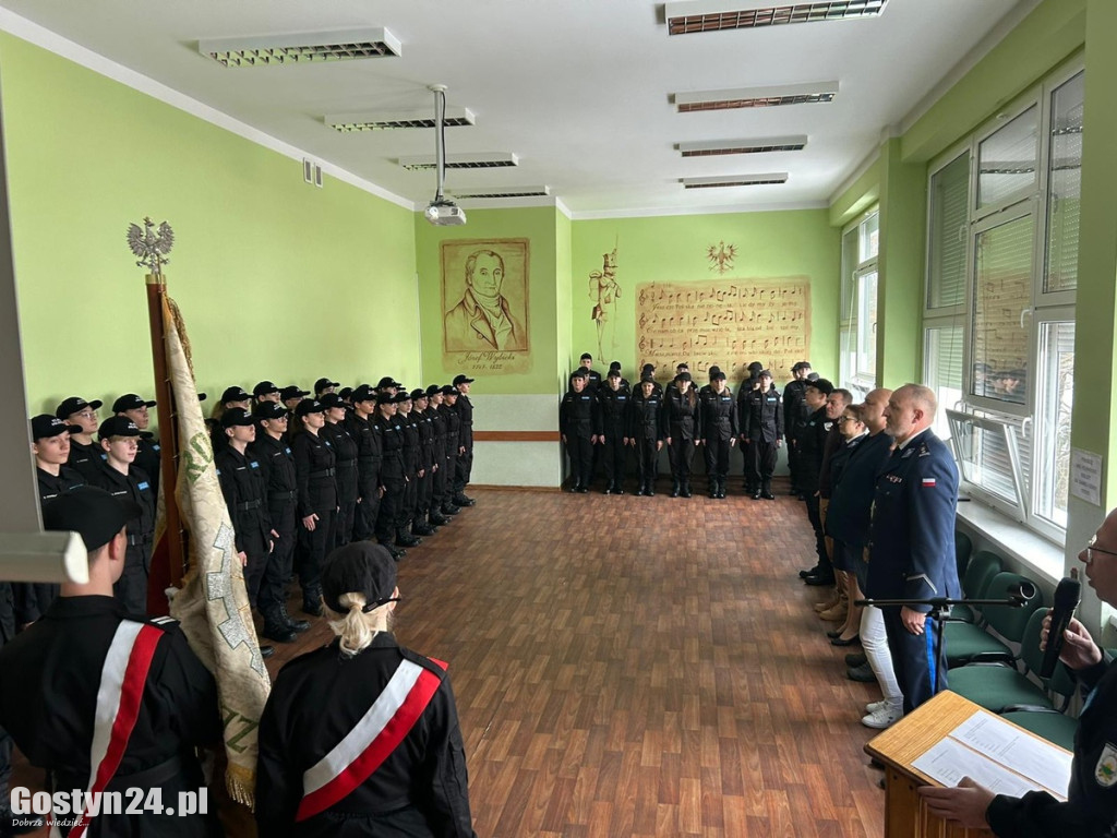 Ślubowanie uczniów klasy policyjnej ZSR w Grabonogu