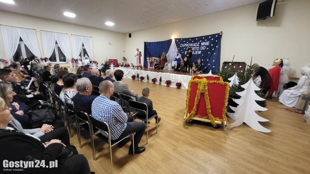 Jasełka w wykonaniu dzieci i rodziców z przedszkola w Łęce Wielkiej