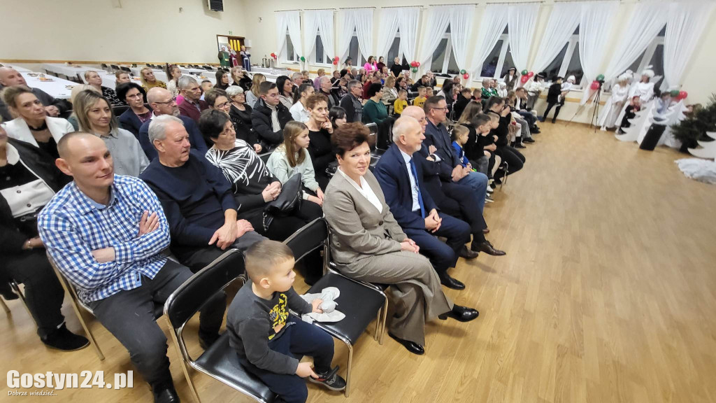 Jasełka w wykonaniu dzieci i rodziców z przedszkola w Łęce Wielkiej