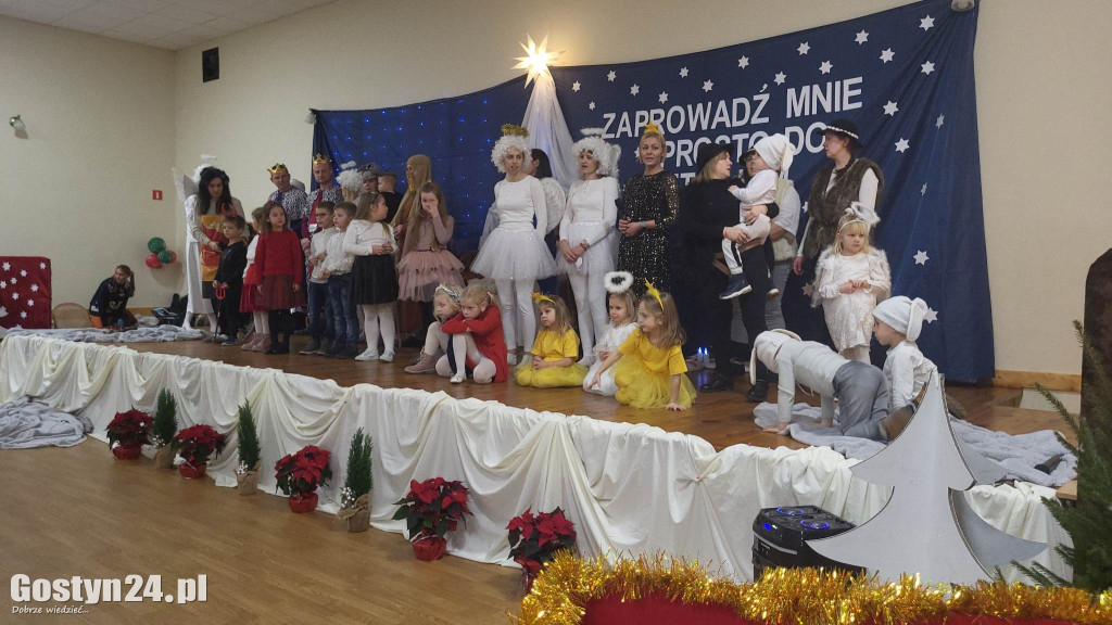 Jasełka w wykonaniu dzieci i rodziców z przedszkola w Łęce Wielkiej