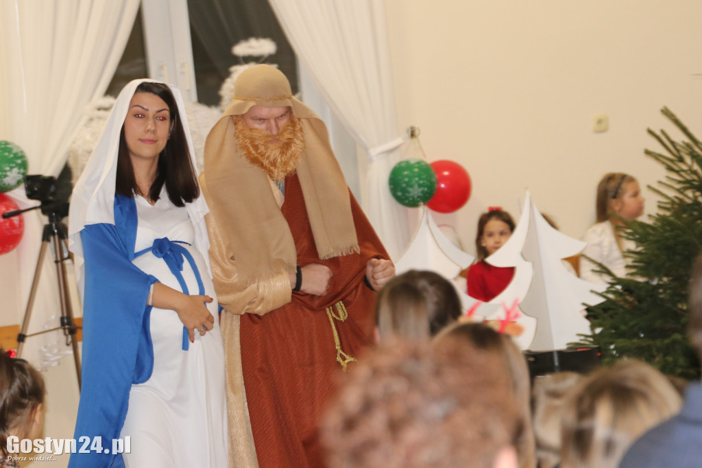 Jasełka w wykonaniu dzieci i rodziców z przedszkola w Łęce Wielkiej