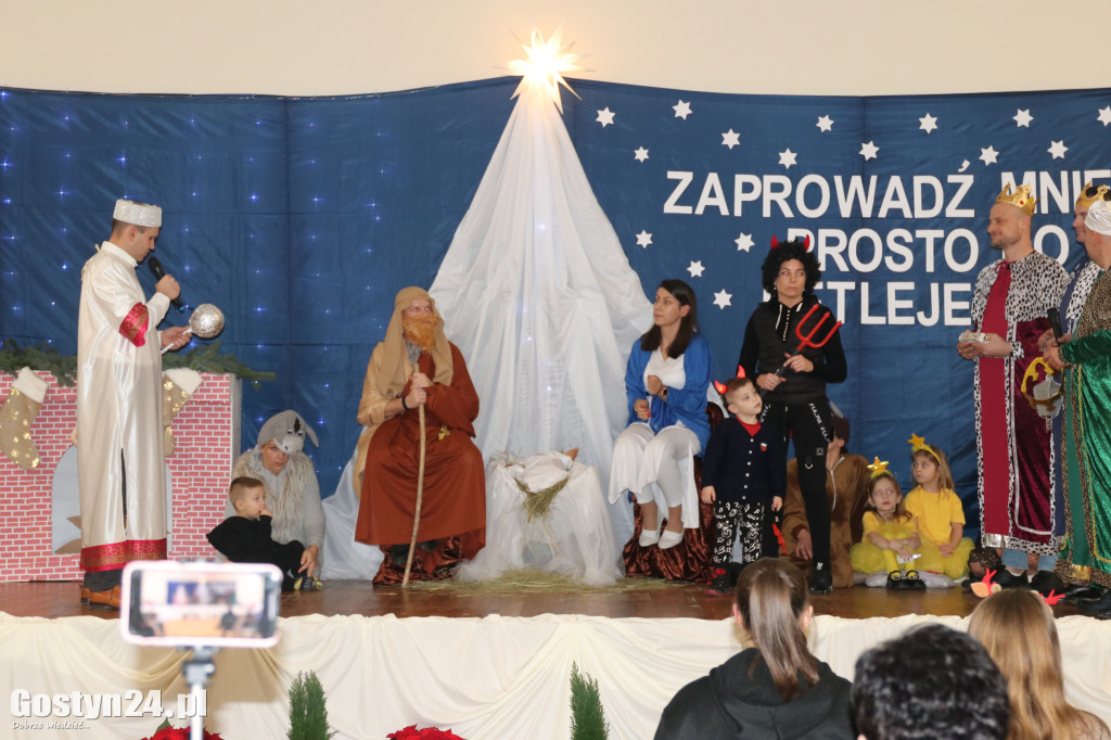 Jasełka w wykonaniu dzieci i rodziców z przedszkola w Łęce Wielkiej