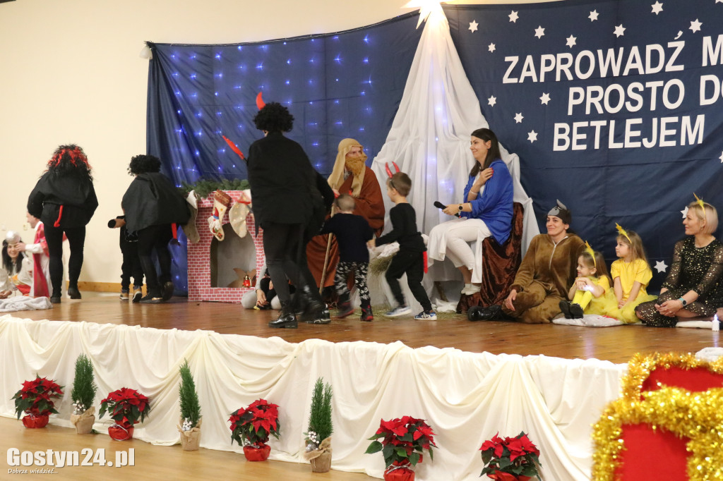 Jasełka w wykonaniu dzieci i rodziców z przedszkola w Łęce Wielkiej
