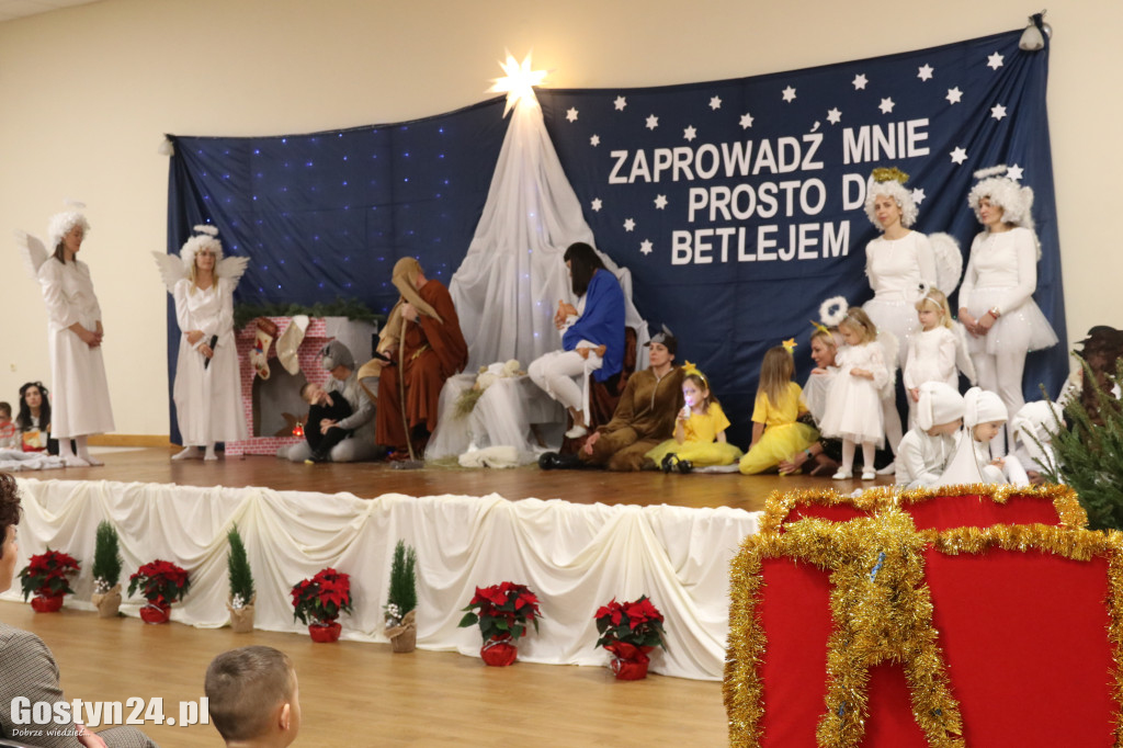 Jasełka w wykonaniu dzieci i rodziców z przedszkola w Łęce Wielkiej