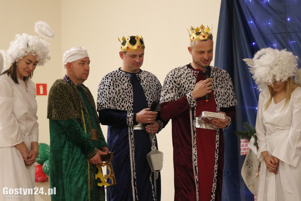 Jasełka w wykonaniu dzieci i rodziców z przedszkola w Łęce Wielkiej