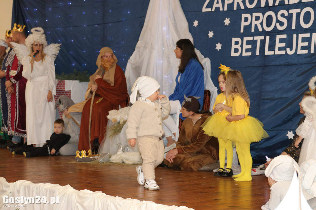 Jasełka w wykonaniu dzieci i rodziców z przedszkola w Łęce Wielkiej