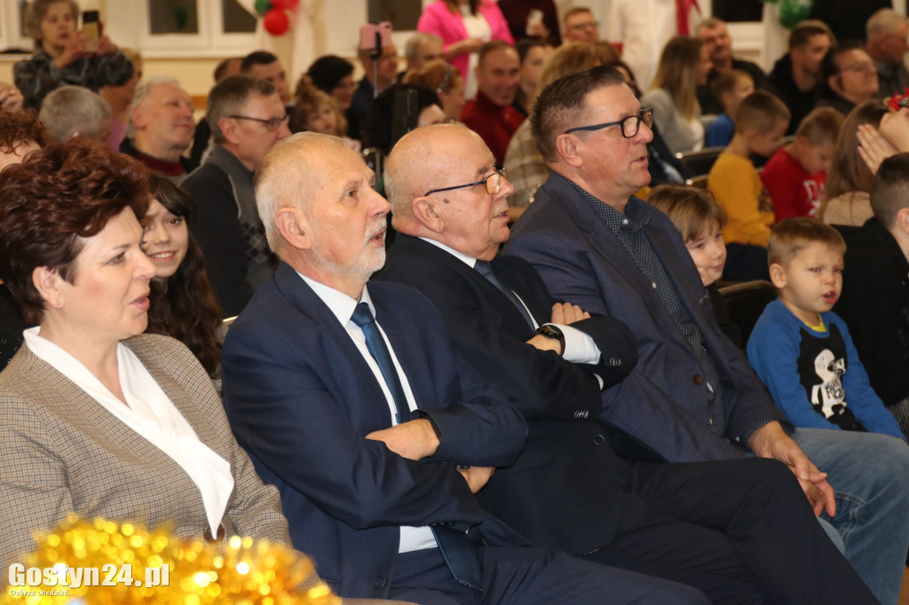 Jasełka w wykonaniu dzieci i rodziców z przedszkola w Łęce Wielkiej