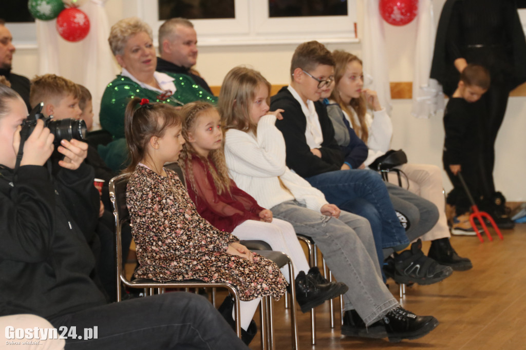 Jasełka w wykonaniu dzieci i rodziców z przedszkola w Łęce Wielkiej