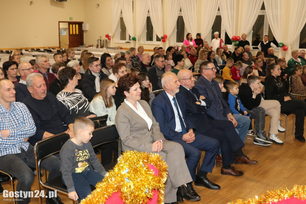 Jasełka w wykonaniu dzieci i rodziców z przedszkola w Łęce Wielkiej