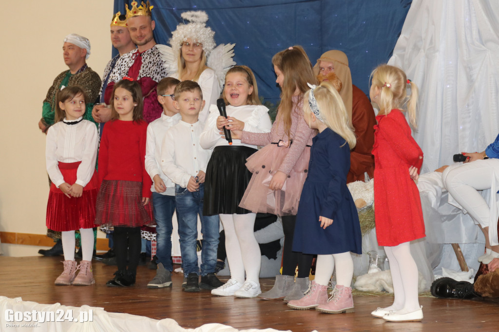 Jasełka w wykonaniu dzieci i rodziców z przedszkola w Łęce Wielkiej